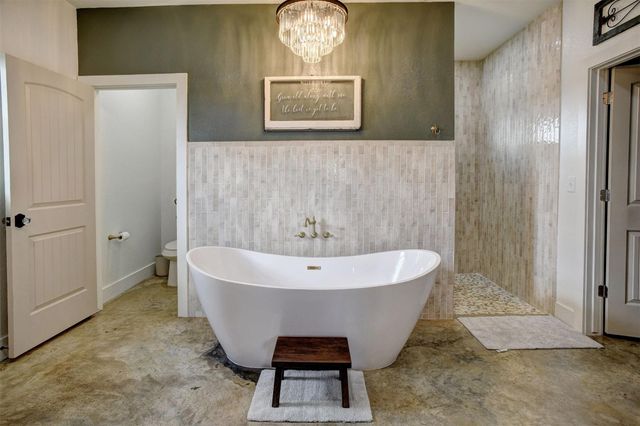 3553 Hunt LN, Waelder, TX 78959