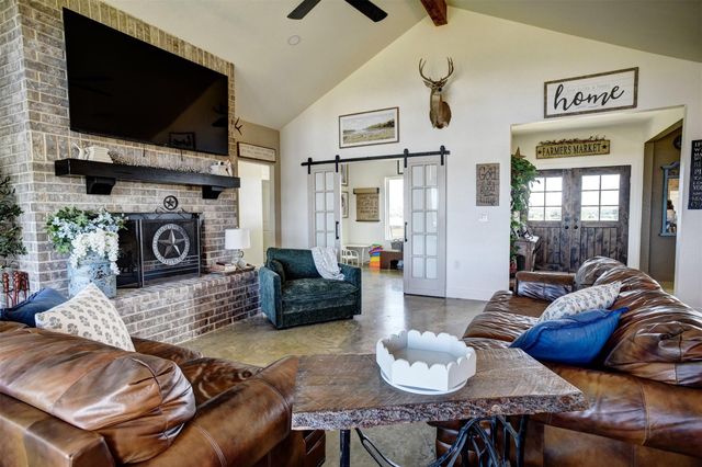 3553 Hunt LN, Waelder, TX 78959