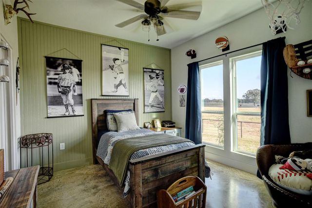 3553 Hunt LN, Waelder, TX 78959