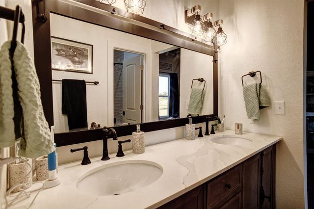 3553 Hunt LN, Waelder, TX 78959