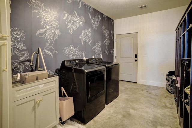 3553 Hunt LN, Waelder, TX 78959