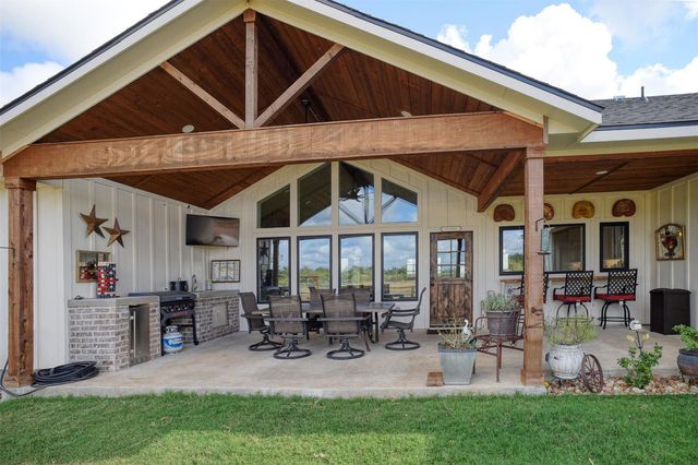 3553 Hunt LN, Waelder, TX 78959