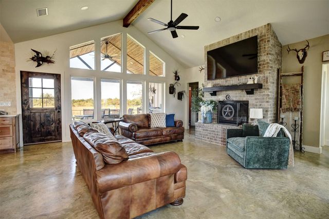 3553 Hunt LN, Waelder, TX 78959