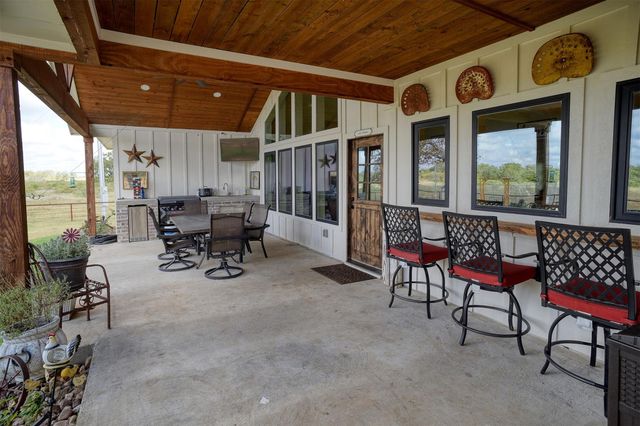 3553 Hunt LN, Waelder, TX 78959