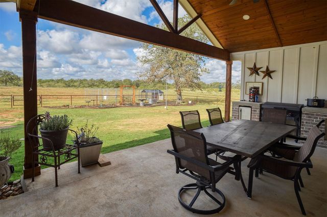 3553 Hunt LN, Waelder, TX 78959