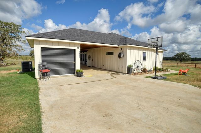 3553 Hunt LN, Waelder, TX 78959