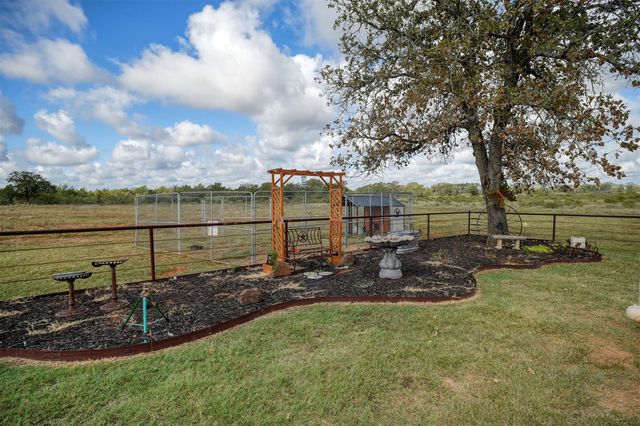 3553 Hunt LN, Waelder, TX 78959