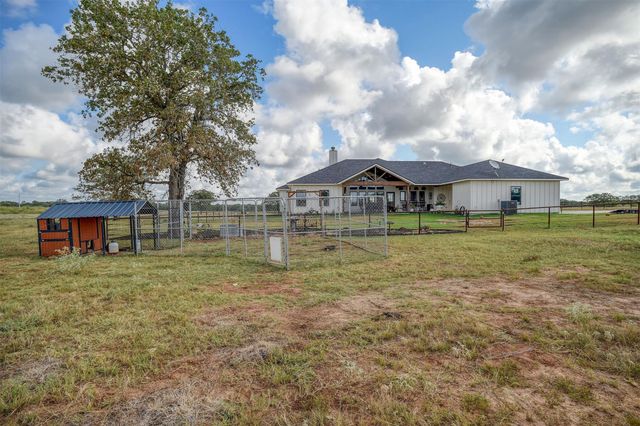 3553 Hunt LN, Waelder, TX 78959