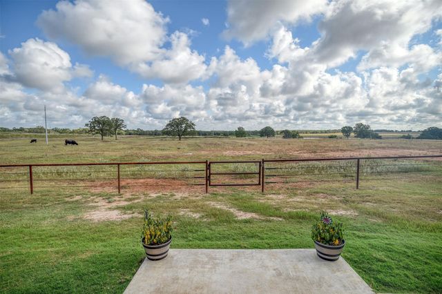 3553 Hunt LN, Waelder, TX 78959