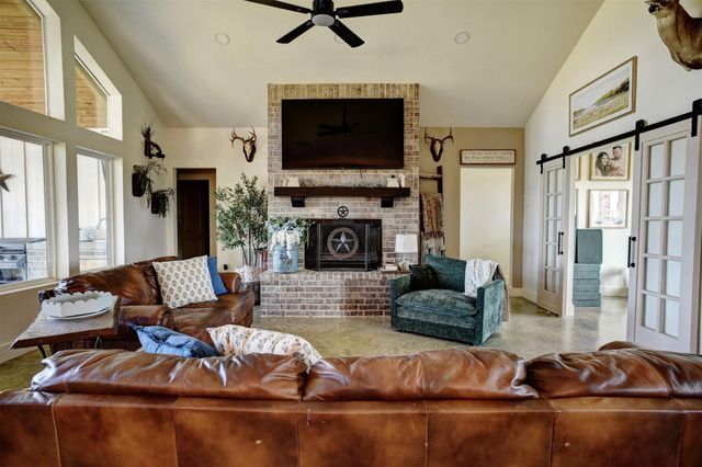 3553 Hunt LN, Waelder, TX 78959