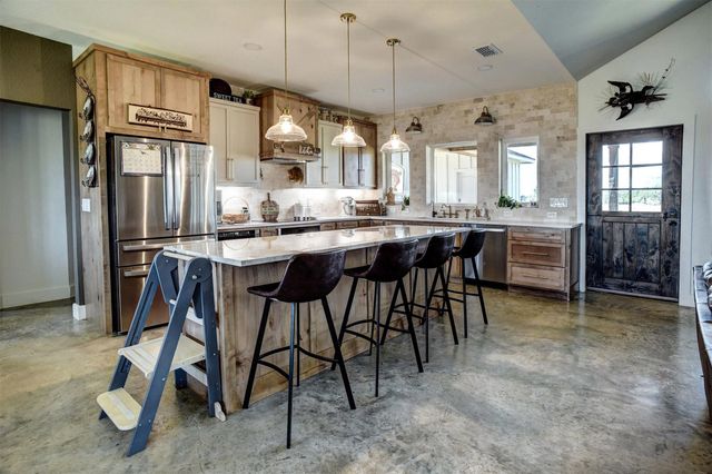 3553 Hunt LN, Waelder, TX 78959