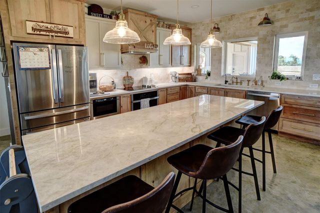 3553 Hunt LN, Waelder, TX 78959