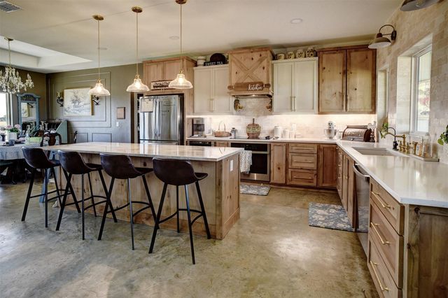 3553 Hunt LN, Waelder, TX 78959