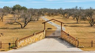 819 County Road 356, La Vernia, TX 78101