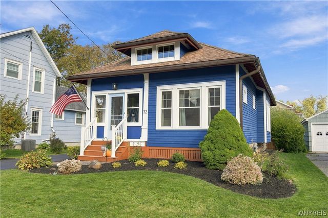 32 Lombardy St, Lancaster, NY 14086