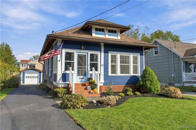 32 Lombardy St, Lancaster, NY 14086