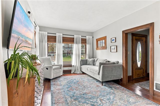 32 Lombardy St, Lancaster, NY 14086