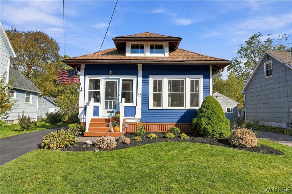 32 Lombardy St, Lancaster, NY 14086