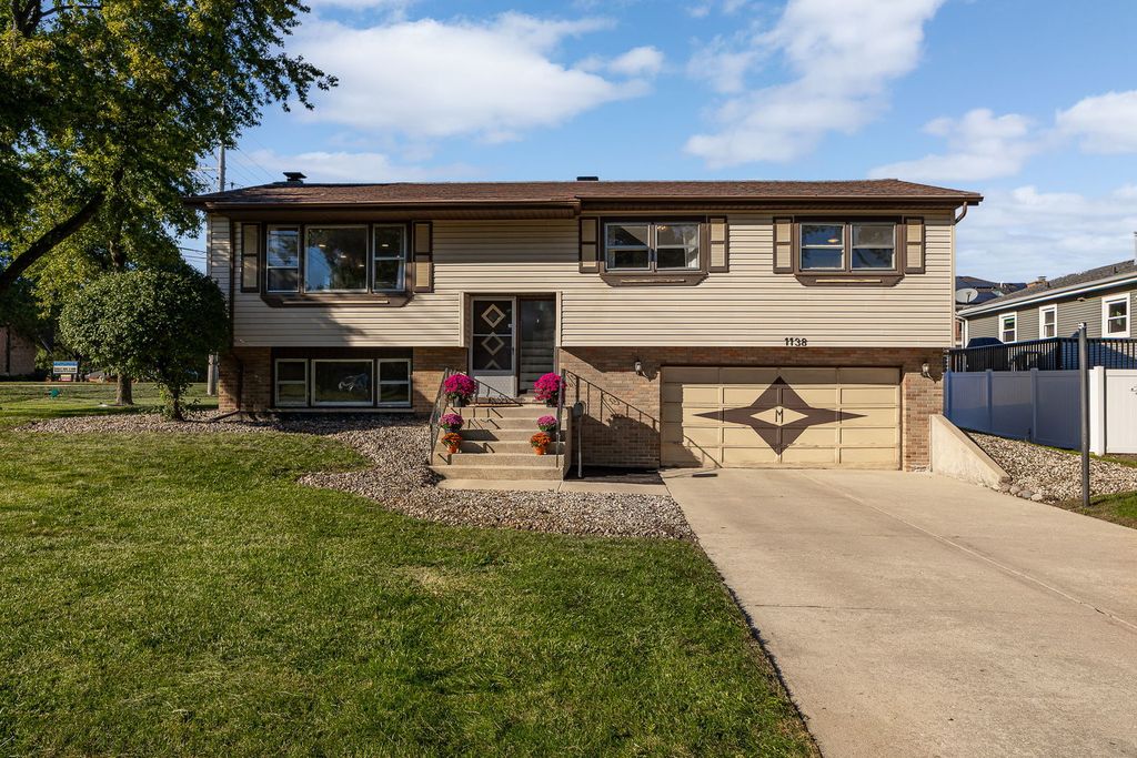 1138 Timber Lane, Darien, IL 60561