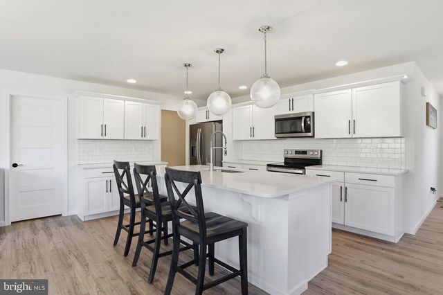 525 DIETZ RD, York, PA 17402