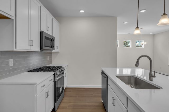 606 Nightengale Ridge Dr, Columbia, TN 38401