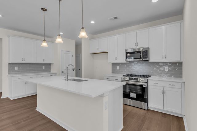 606 Nightengale Ridge Dr, Columbia, TN 38401