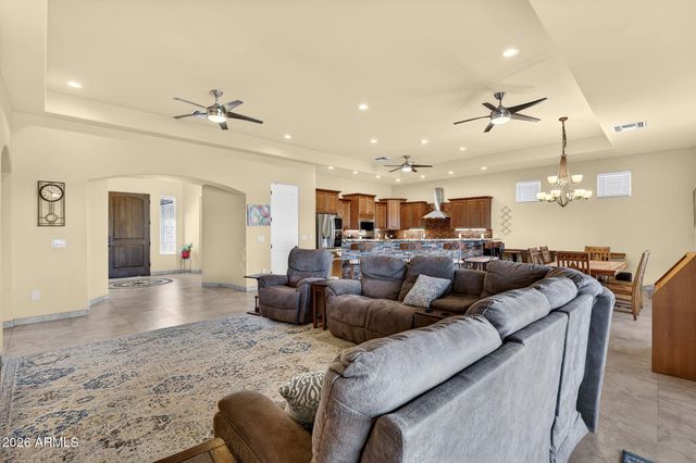 112 W CIRCLE MOUNTAIN Road, New River, AZ 85087