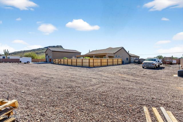 112 W CIRCLE MOUNTAIN Road, New River, AZ 85087
