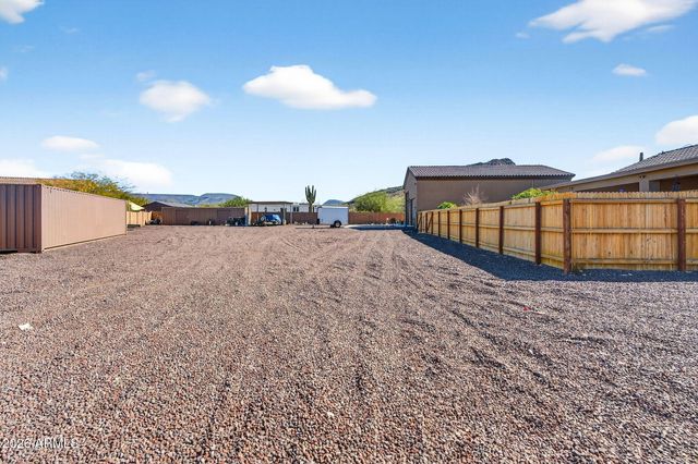 112 W CIRCLE MOUNTAIN Road, New River, AZ 85087