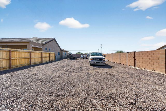 112 W CIRCLE MOUNTAIN Road, New River, AZ 85087