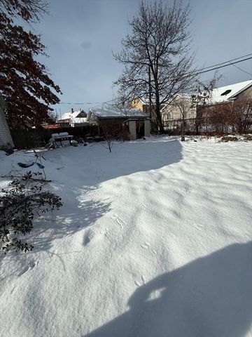 20 Conklin St, Springfield, MA 01109