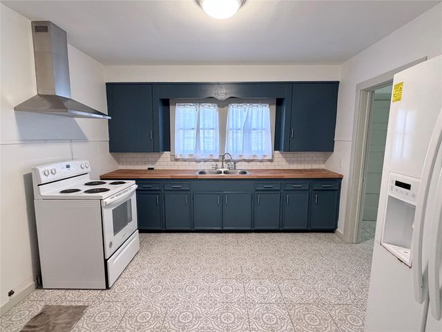 826 Fowlkes Street, Sealy, TX 77474