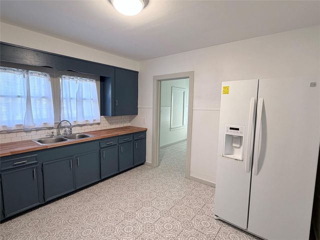 826 Fowlkes Street, Sealy, TX 77474