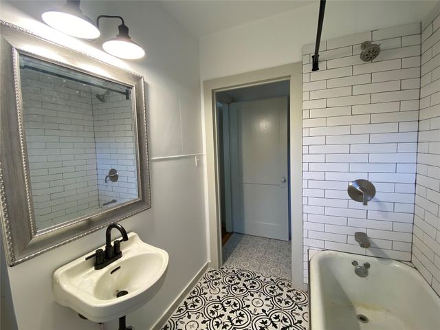 826 Fowlkes Street, Sealy, TX 77474