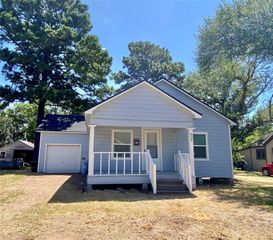 826 Fowlkes Street, Sealy, TX 77474