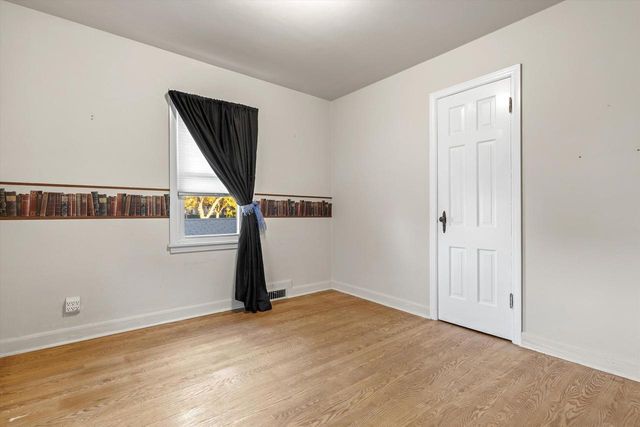 4430 W Manitoba STREET, Milwaukee, WI 53219