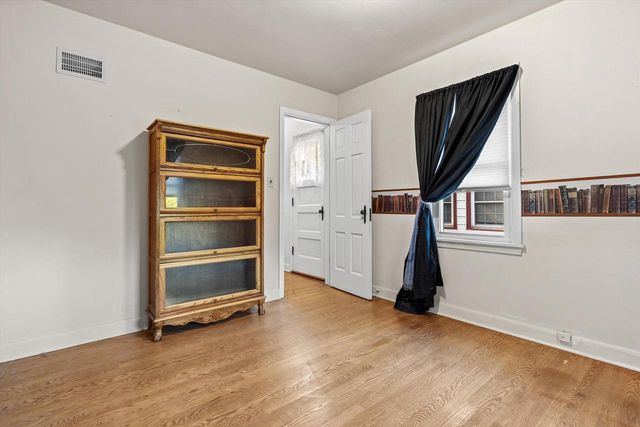 4430 W Manitoba STREET, Milwaukee, WI 53219