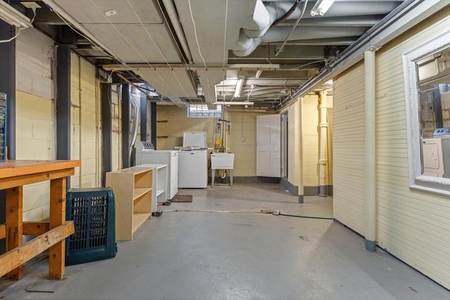 4430 W Manitoba STREET, Milwaukee, WI 53219