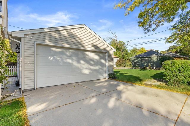 4430 W Manitoba STREET, Milwaukee, WI 53219