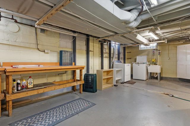 4430 W Manitoba STREET, Milwaukee, WI 53219