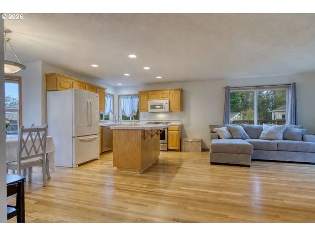 34672 CASCADE St, St Helens, OR 97051