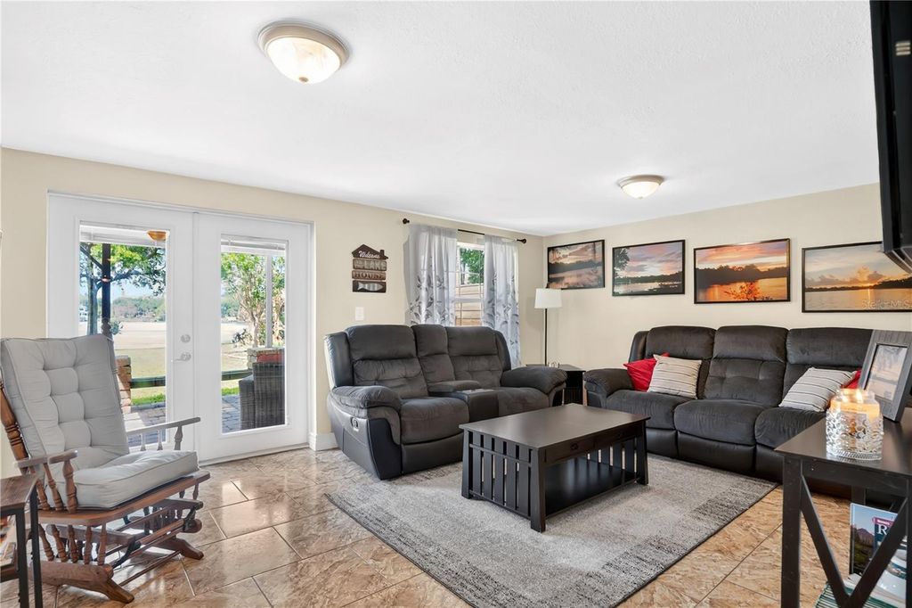 Image 9 of property listing at 619 GATLIN AVENUE, Orlando, FL 32806