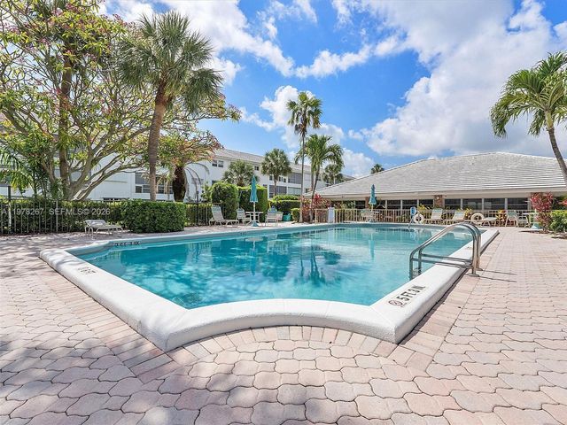 2050 NE 39th St W212, Lighthouse Point, FL 33064