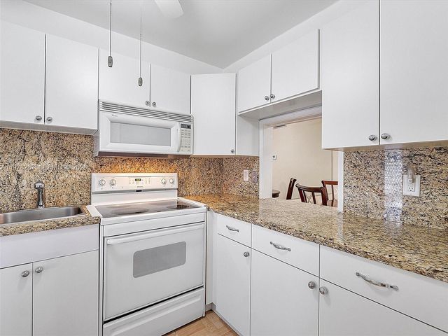 2050 NE 39th St W212, Lighthouse Point, FL 33064