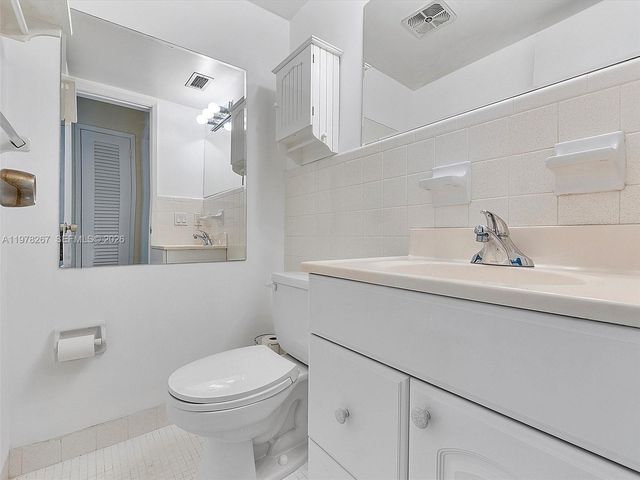 2050 NE 39th St W212, Lighthouse Point, FL 33064