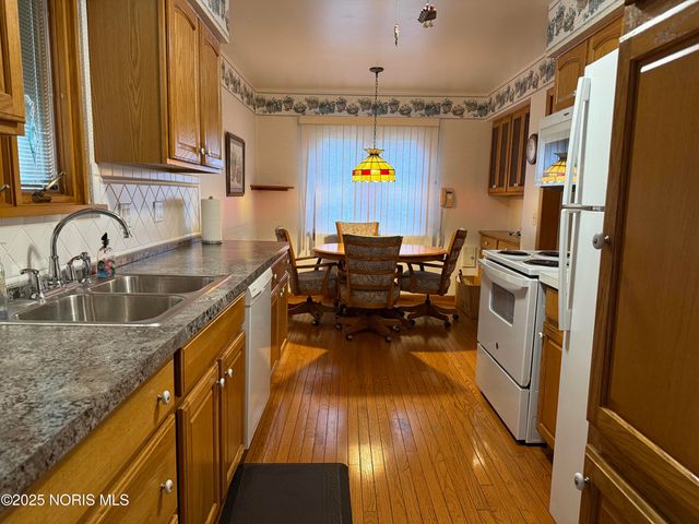 2434 Roseann Drive, Toledo, OH 43611