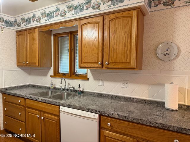 2434 Roseann Drive, Toledo, OH 43611