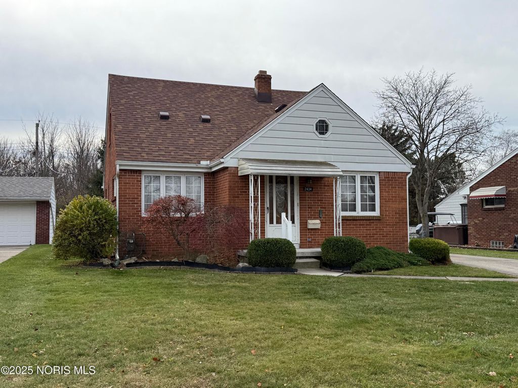 2434 Roseann Drive, Toledo, OH 43611