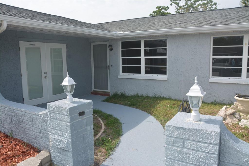 Image 4 of property listing at 6101 SEABREEZE DRIVE, Port Richey, FL 34668