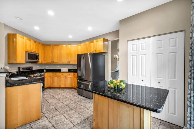 2241 AVALON Court S, Buffalo Grove, IL 60089